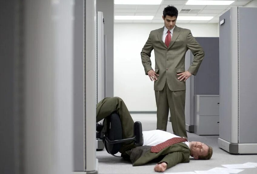 Правила поведения начальника с подчиненным. Агрессор человек. Уважение коллег. Начальник привел своего человека. Плохой руководитель цитаты.