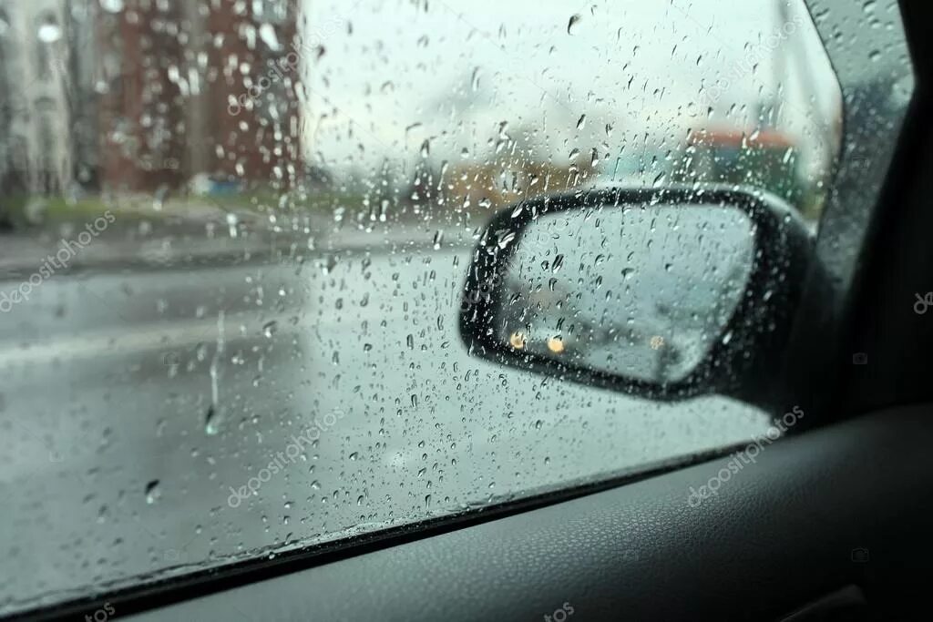 Хорошо в машине в дождь. Капли на стекле автомобиля. Дождь за окном машины. Окно авто дождь. Дождь на окне автомобиля.