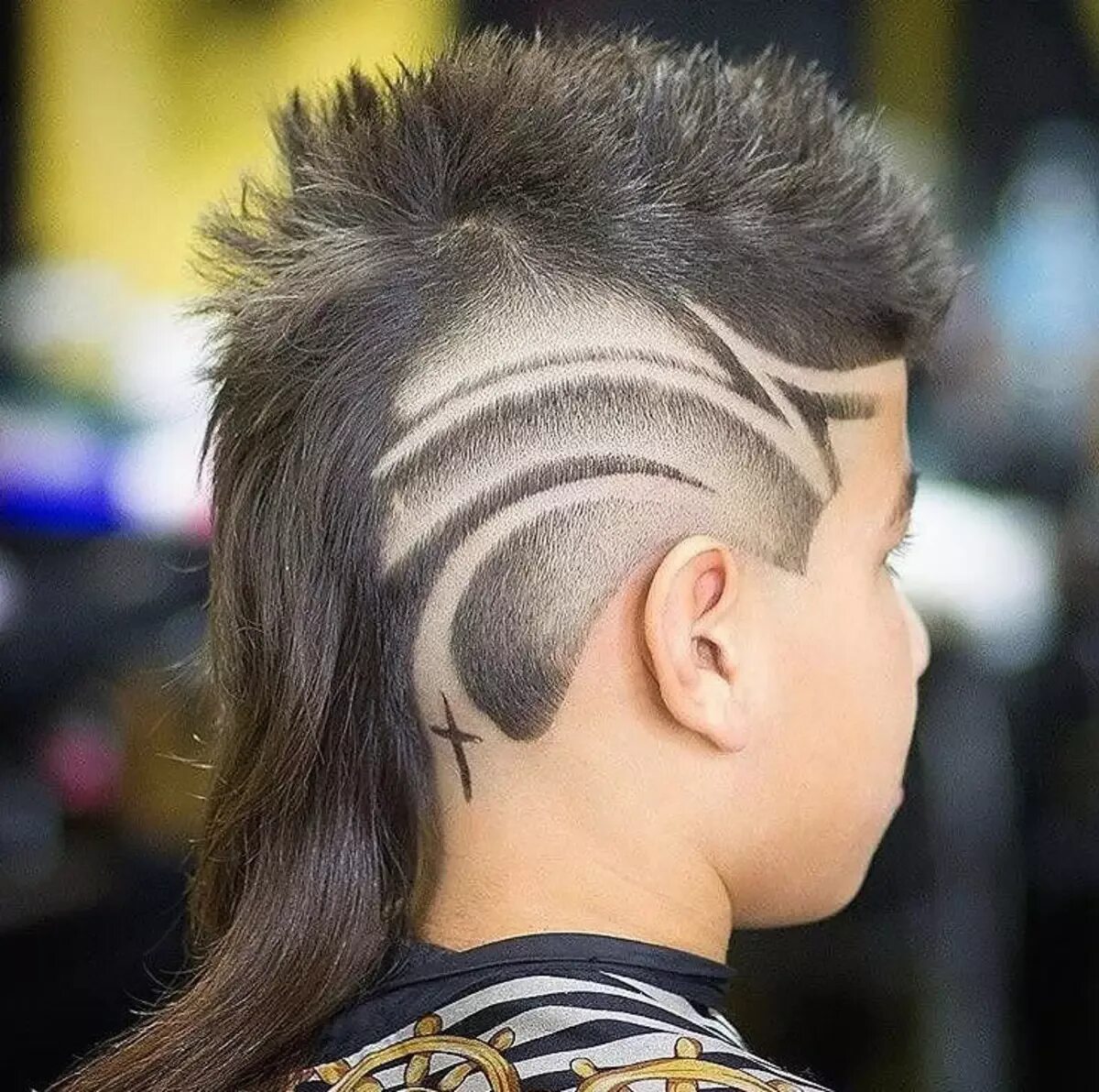 Сделать рисунок на волосах. Прически с узорами. Разноцветные пряди на голове. Стрижка кельтский узор на затылке. Волосы карандашом.