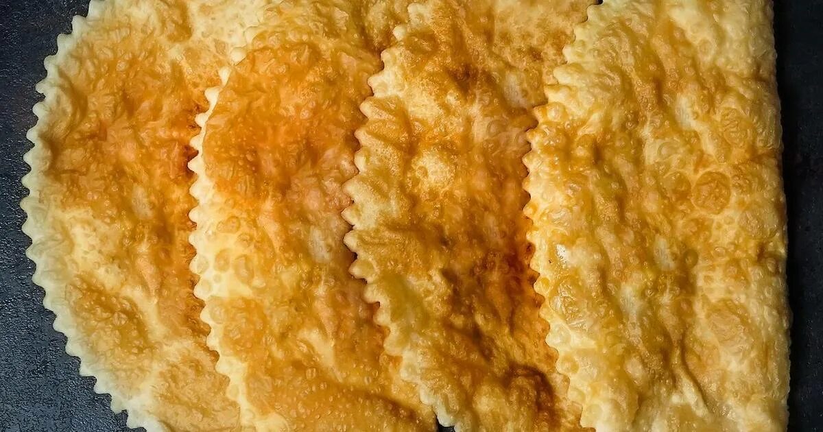 Чебуреки тесто хрустящее с пузырьками. Вкусные пузырчатые чебуреки. самые пузырчатые чебуреки. чебуреки хрустящие с пузырьками. тесто для чебуреков вкусное с пузырьками хрустящее.