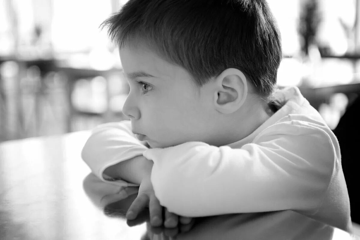 Брат картинки. Урия шелтон. Эдриан соммелинг гигант. Крупный мальчик. Ребенок задумался.