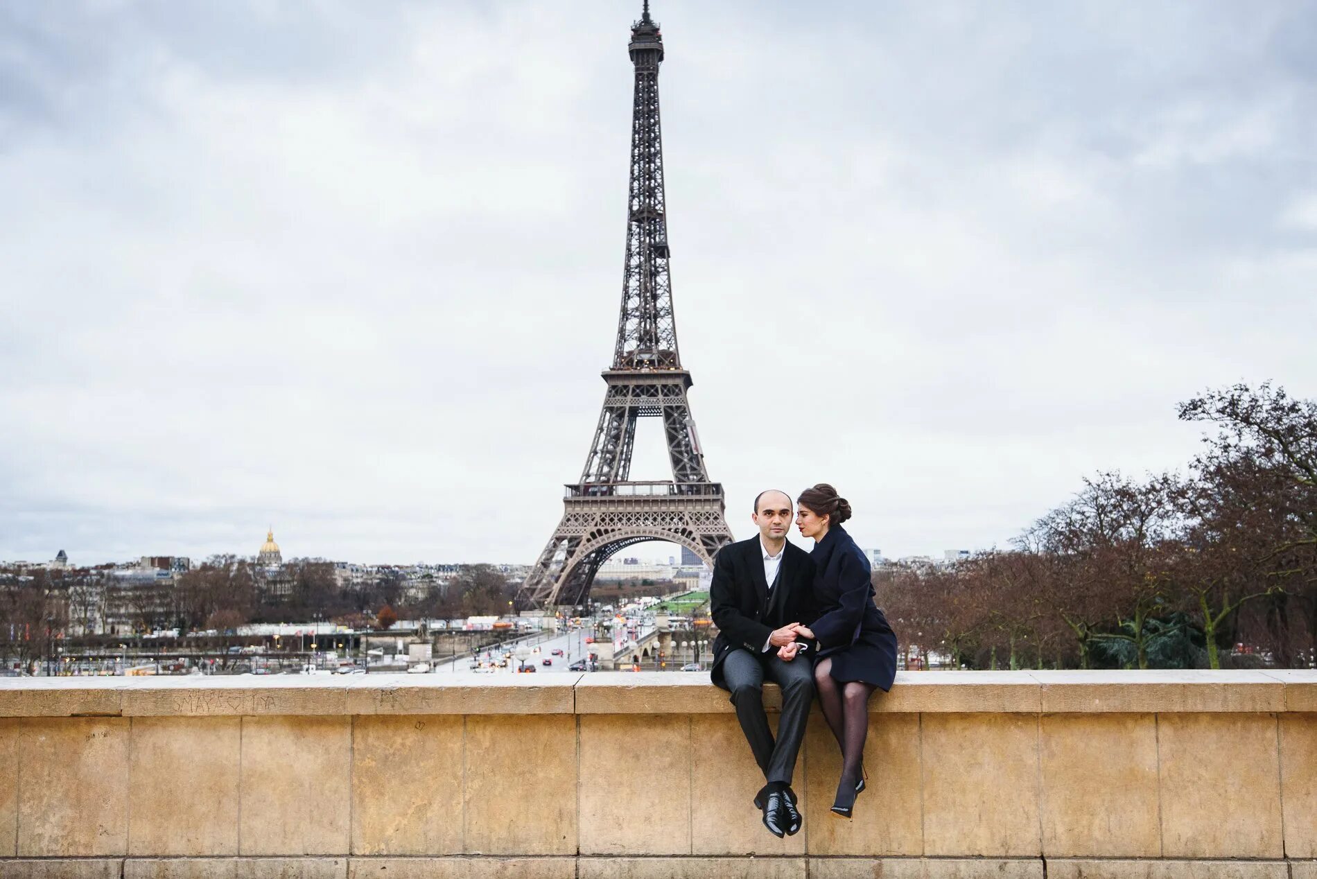 На фоне эльфелевой башни. Я на фоне эльфовой башни в.Париже. Рейчел Холлис в Париже. Рейчел Холлис у Эйфелевой башни. Эйфель башня селфи.