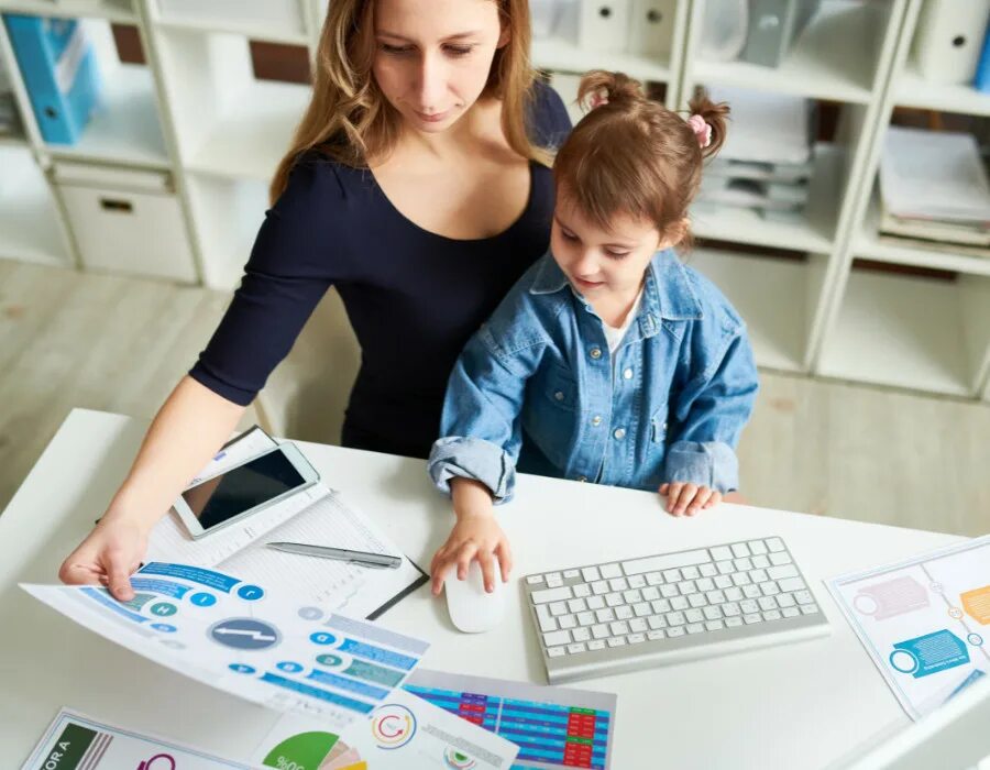 Программа мама работает. Дети в офисе. бизнес мама проект. мама работает. working from home с детьми картинки.