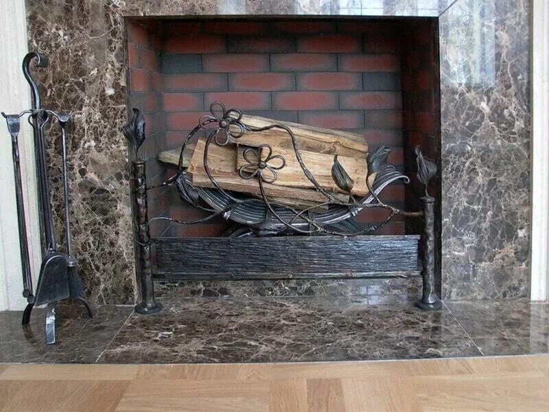 Принадлежности для камина кованые. Камин в интерьере. Сушняк для камина. Цепь для камина. Стойка для каминных принадлежностей.