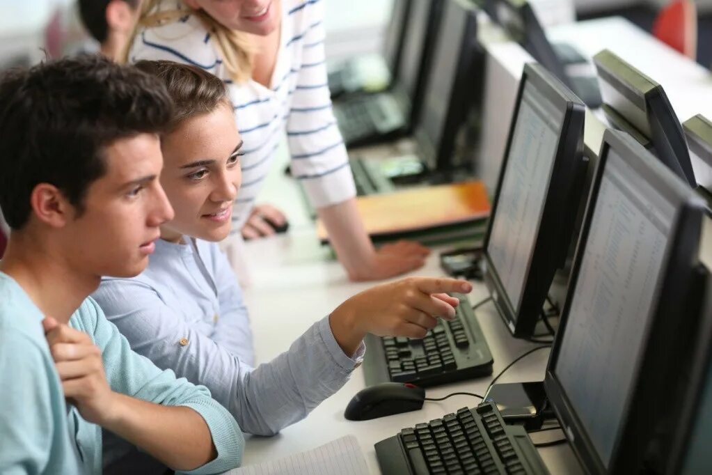 Курсы для работы. Человек за компьютером. Компьютер для учебы. Студент с компьютером. Компьютерные технологии студенты.