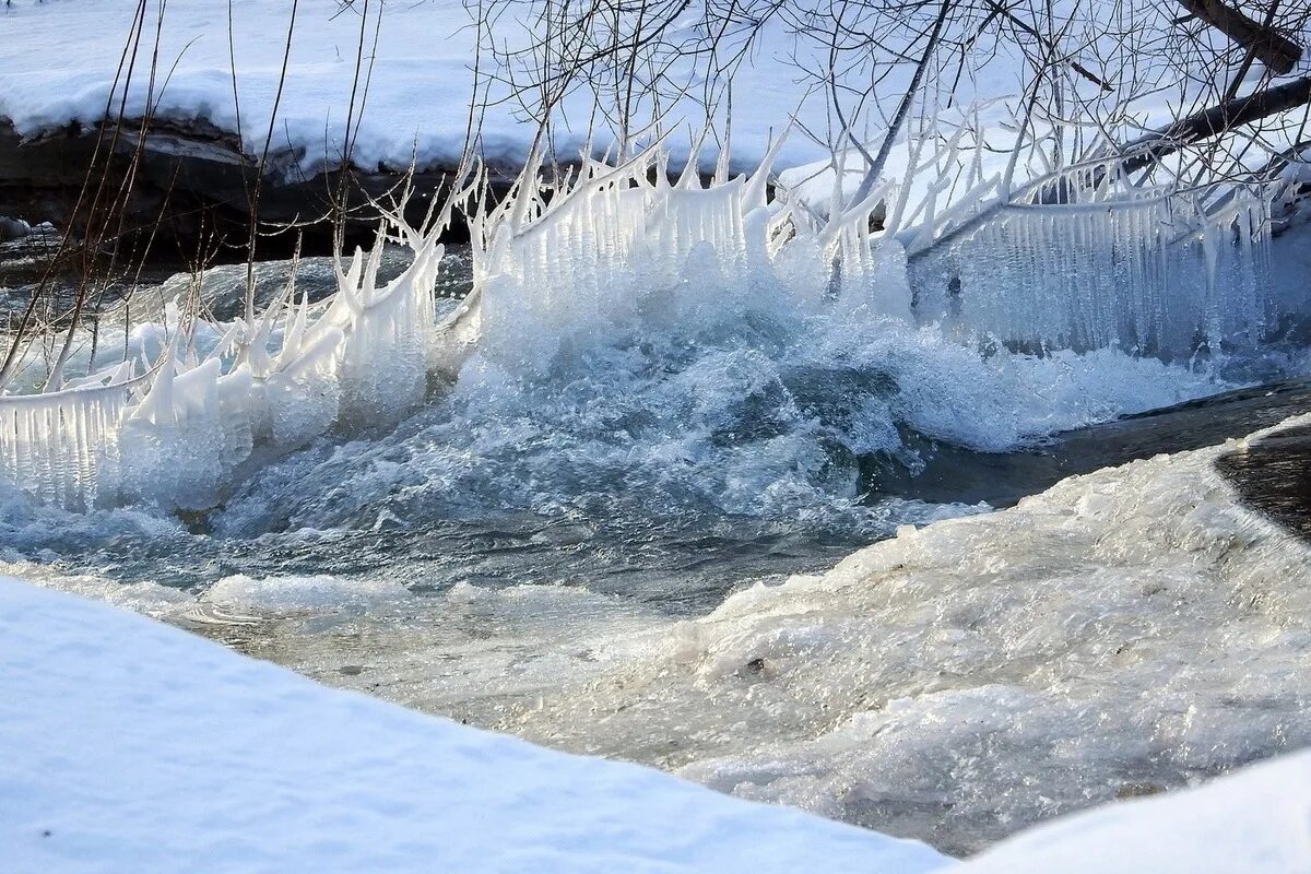 Вода 13. При таянии снега. Лёд с реки сосульки. Ледяной дождь Новороссийск. Плотина из льда на реке.