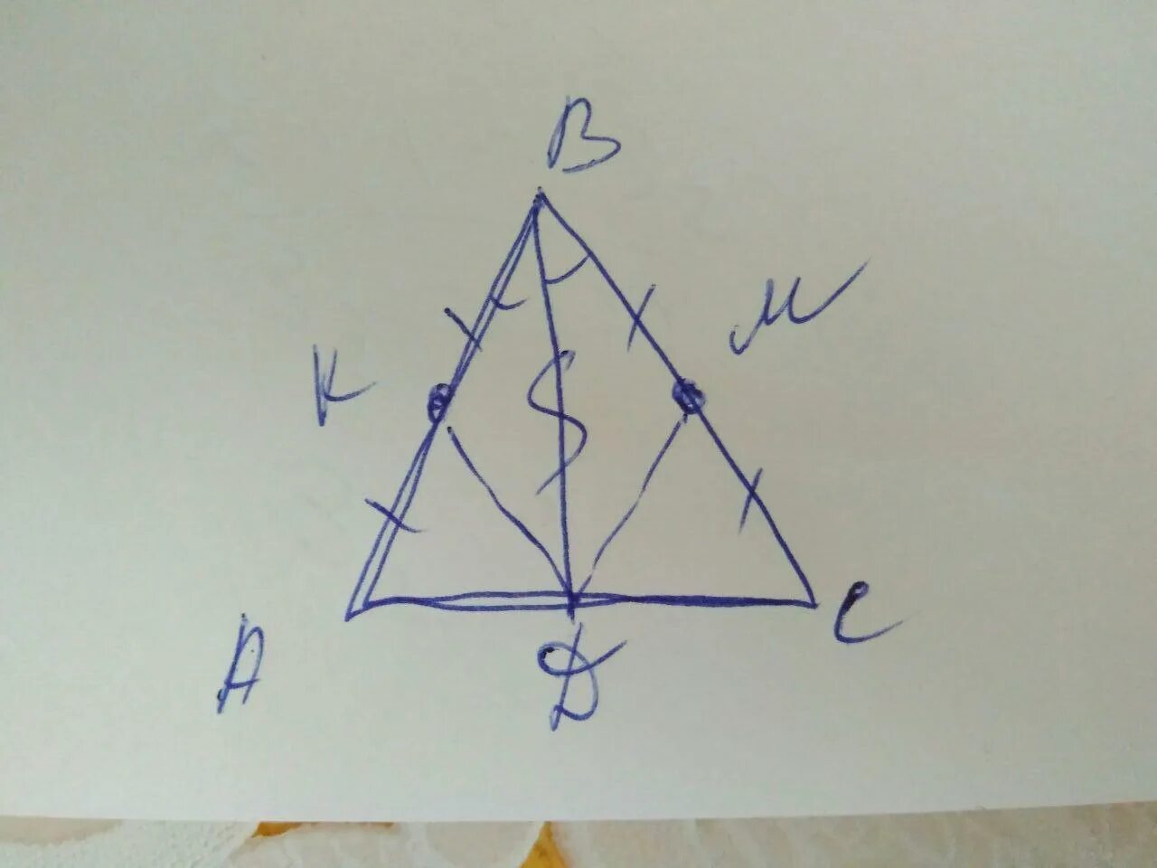 Середина стороны треугольника является точка. В равнобедренном треугольнике ABC точки к. В равнобедренном треугольнике ABC точки k и m являются. В равнобедренном треугольнике ABC точки k. Середина боковых сторон равнобедренного треугольника.