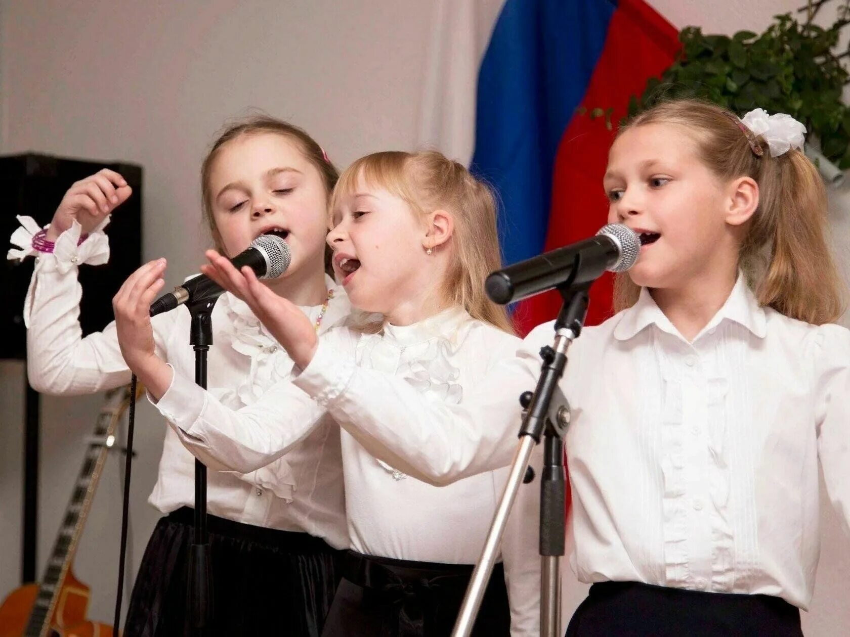 Школе песня поют дети. Дети поют. Дети поют в школе. Вокал дети. Занятия вокалом для детей.