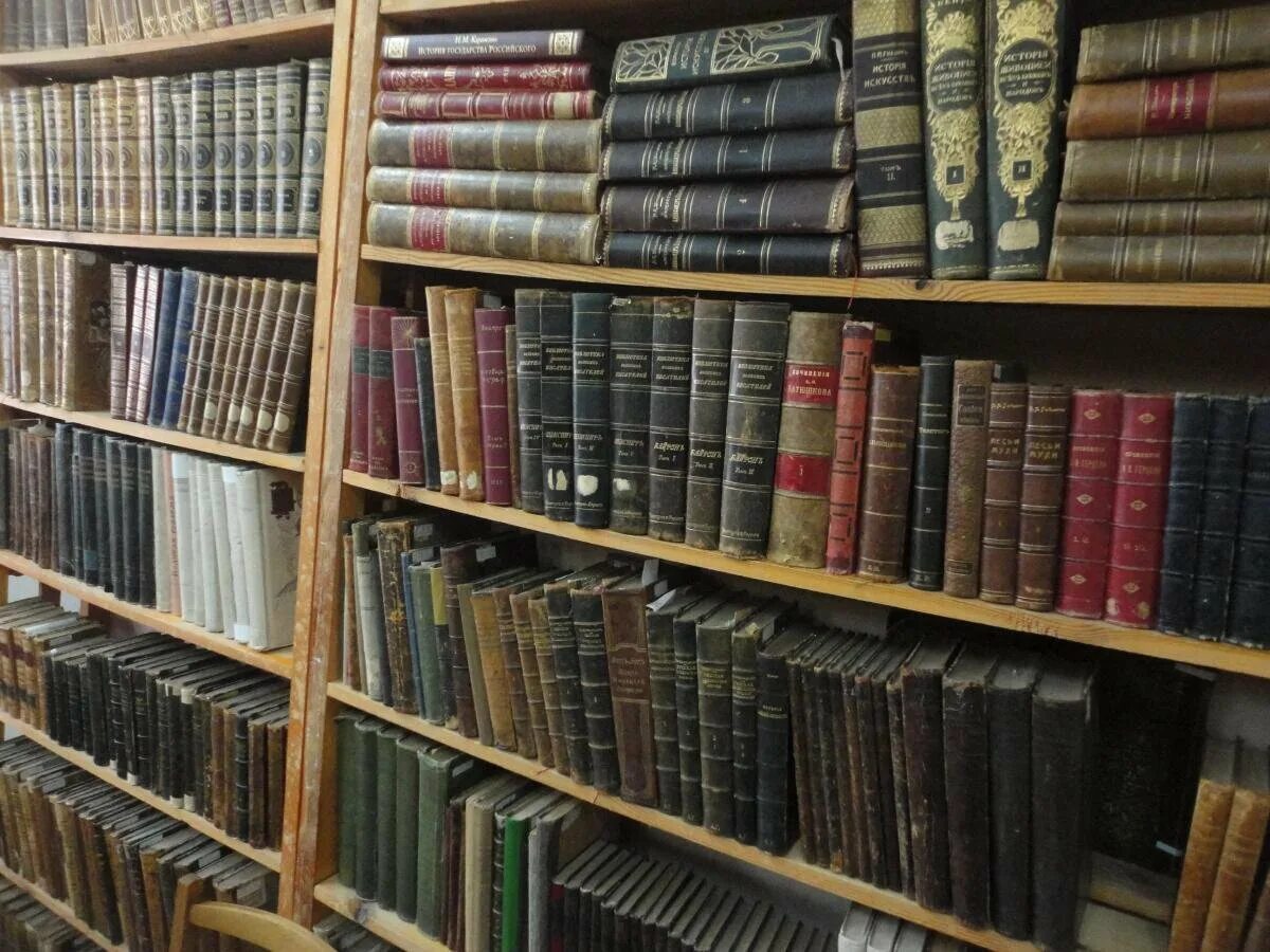 Коллекция старинных книг. Редкие книги. Коллекции в библиотеке. Коллекция редких книг.