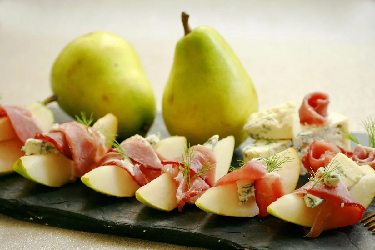 канапе с хамоном и грушей. хамон с грушей. канапе с пармской ветчиной и грушей. канапе с хамоном и грушей и сыром. канапе с грушей.