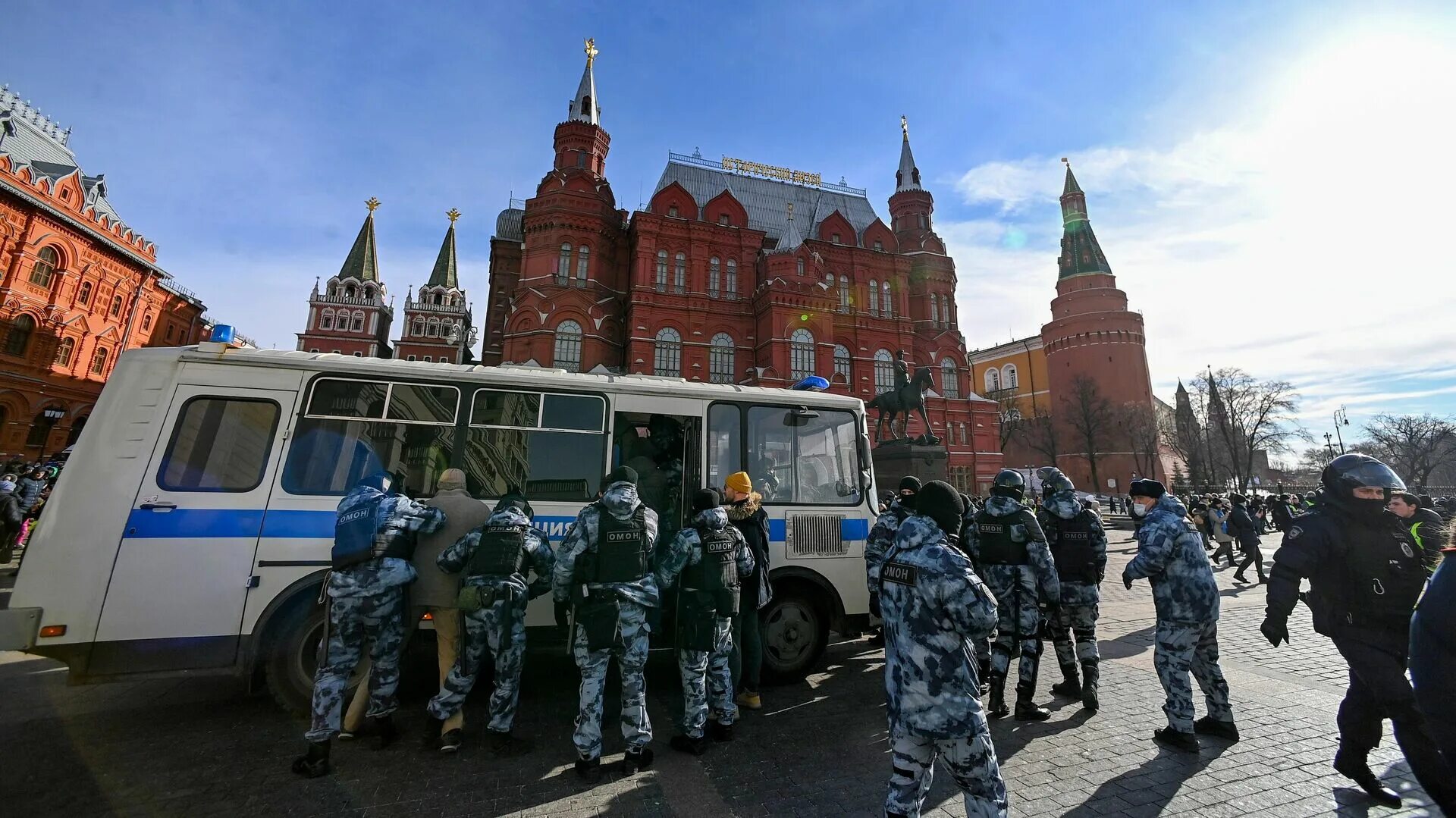 5 риа новости. Несанкционированный митинг. Автозаки в центре Москвы. Протесты в Москве. Митинги в Москве полиция автозак.