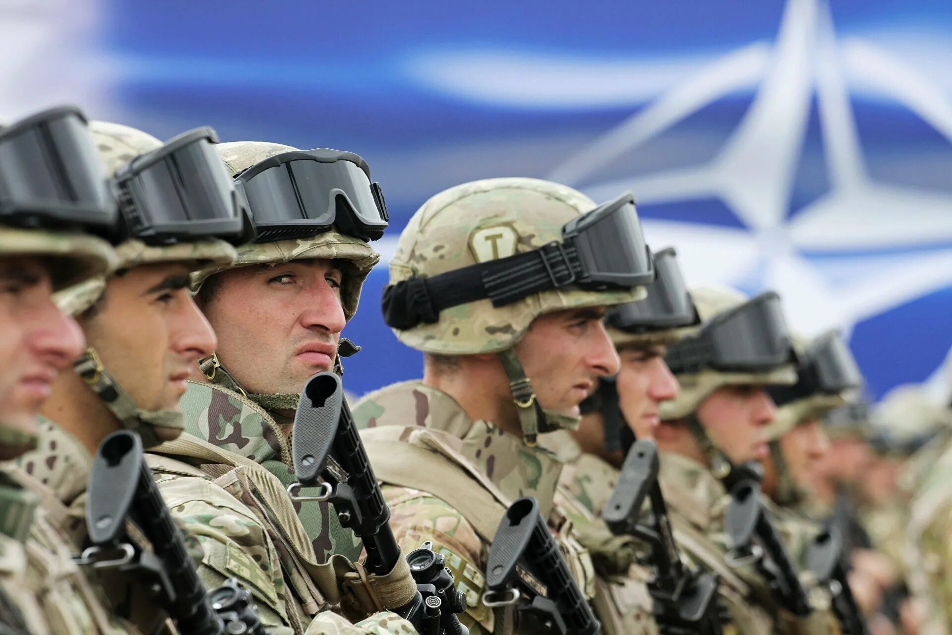 Появление нато. Вооружённые силы НАТО. Военные учения НАТО. NATO войска. Армия США И НАТО.
