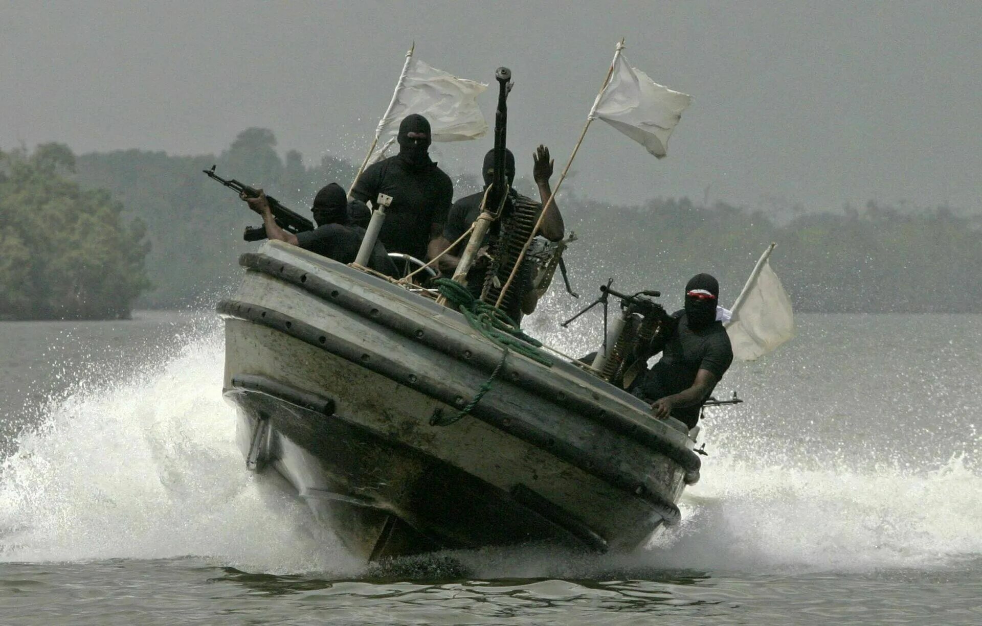 Нападение пиратов. Аденский залив сомалийские пираты. Сомалийские пираты захват судна. Сомалийские пираты 2021.