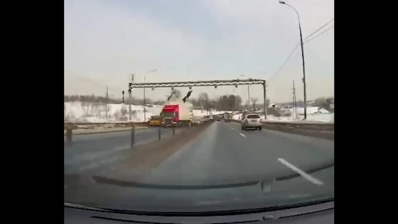 Дтп фура подмосковье. 2022. Грузовик. Дтп с военными автобусами в подмосковье. Грузовик с людьми.