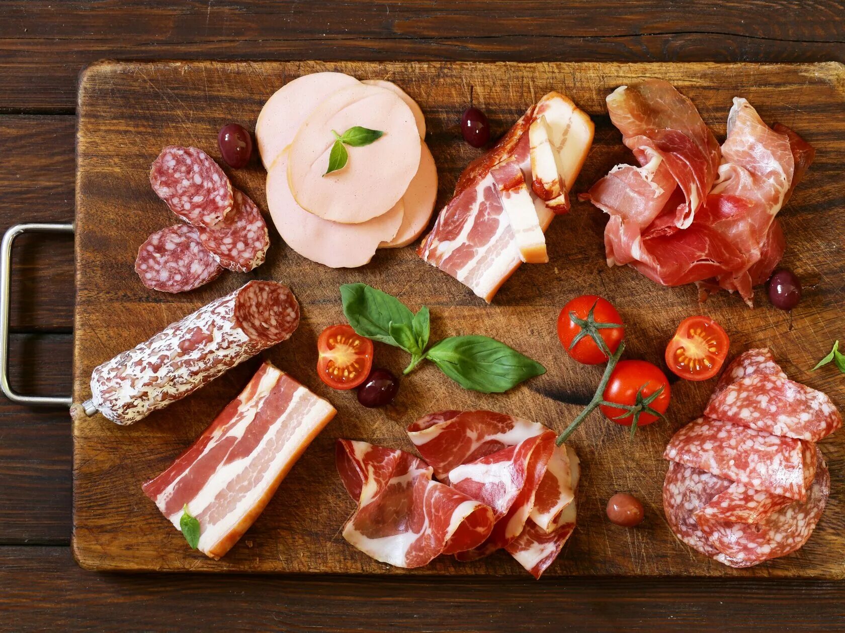 Мясо колбасы. Мясные деликатесы. Ветчина. Мясо сыр колбаса. Ham food.