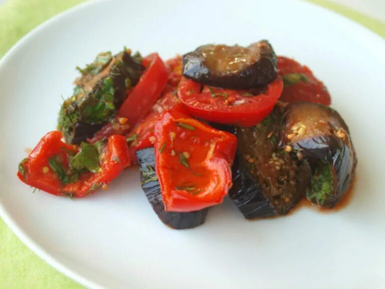 Баклажаны с болгарским перцем. Закуска из баклажанов и перца. Баклажаны с паприкой. Овощи-гриль баклажан, цукини, помидор, болгарский перец. Запеченные баклажаны болгарский перец.