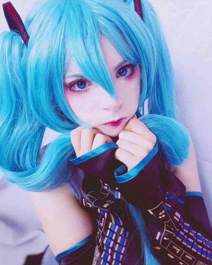 Hatsune miku cosplay. Hatsune Miku косплей. Хатсуне Мику косплей. Косплеер Мику. Косплей Вокалоид.