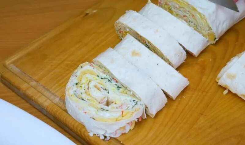 рулетики из лаваша с крабовыми палочками и плавленным. рулет лаваш крабовые палочки яйцо сыр. рулет из лаваша с крабовыми палочками. рулет с крабовыми палочками в лаваше. рулет из крабовых палочек.