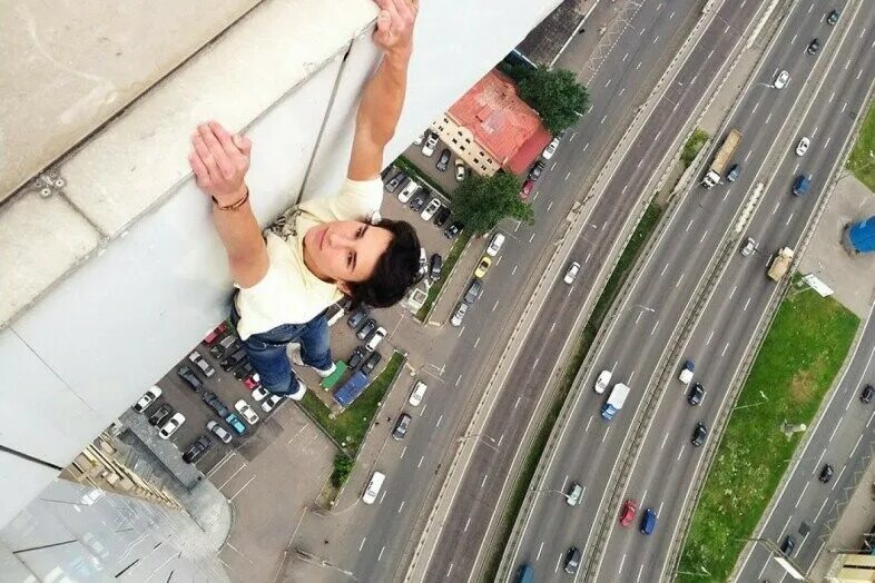 Девочка прыгаенаскакалке. Сможешь прыгнуть. Сможешь прыгнуть. Вид с высоты 4000 метров. Прыжок из самолета.