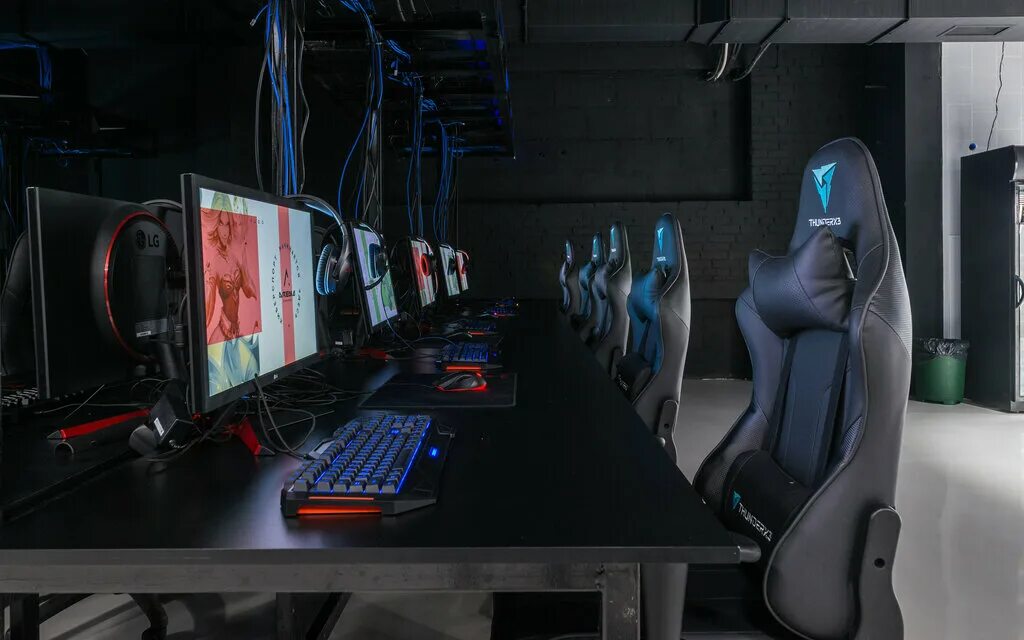 United gamers домодедово. дизайн игрового клуба. борзухин костя. Cyberx киберклуб красноярск. компьютерный клуб.