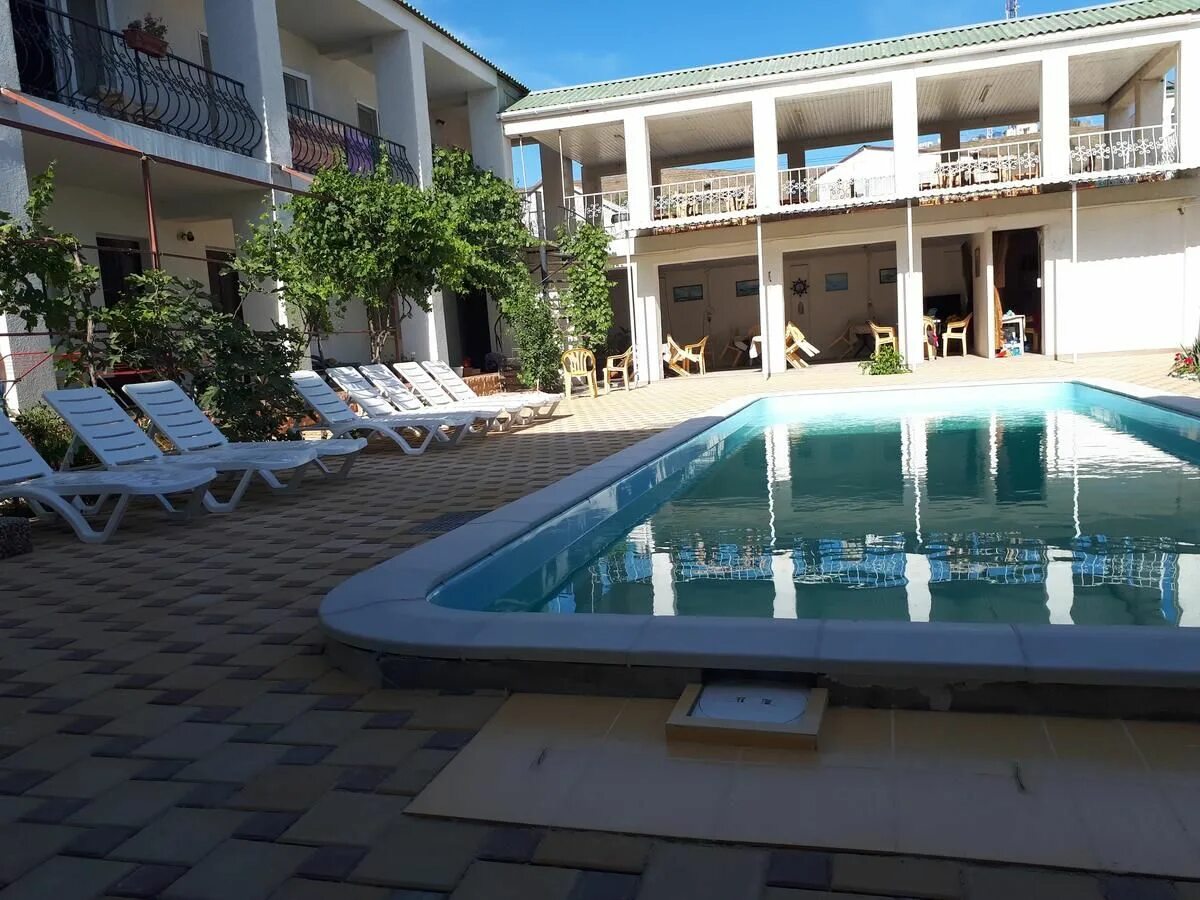 Судак гостиница солнечный. Судак улица сурожская. Судак у моря с бассейном. Гостиница гранд судак. Отель лилия судак кузнецова 10.