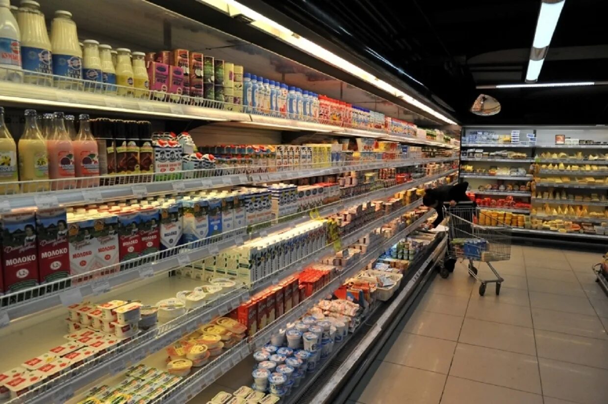 Магазины продуктов в россии. Продуктовые полки. Полки супермаркета. Полка с продуктами в магазине. Полки с едой.