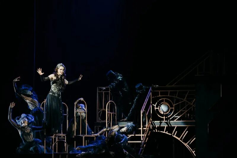 популярные мюзиклы. музыкальный театр шаляпина. солисты музыкального ростовского театра фотографии. зеркало шаляпина театр. театр шаляпина.