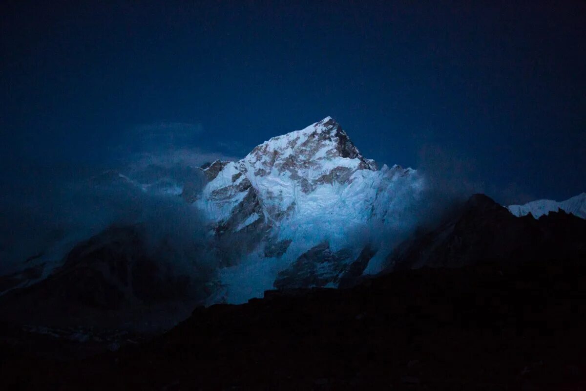 Самая высокая снежная гора. Гора Эверест (Джомолунгма). Гималаи. Гора Эверест ночью. Панорама Аннапурна.