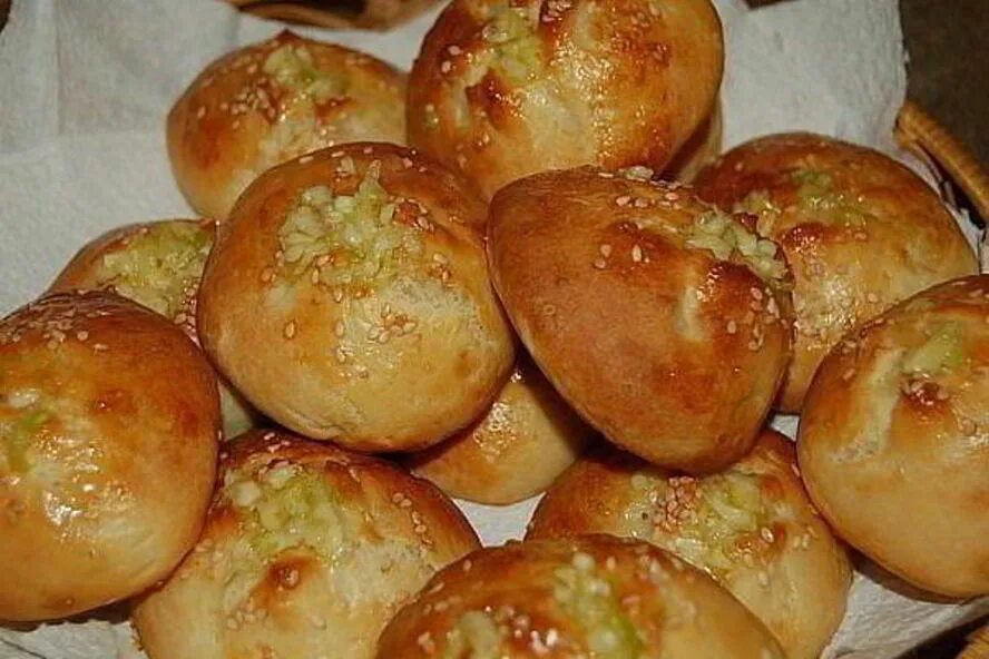 Украинские пампушки с чесноком к борщу. Чесночные пампушки. Чесночные пампушки к борщу. Пампушки с чесноком. Пампушки с мясом.