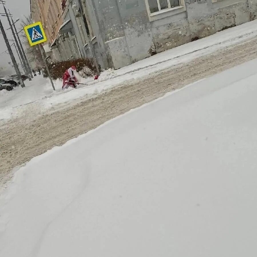 Где снимали мороз. Сугробы в России. Сугробы в морозе. Убирает снег. Заснеженная улица.