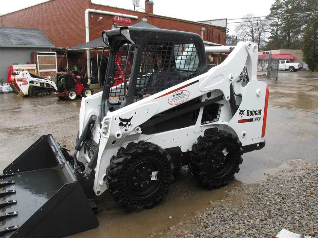 Bobcat 530. Бобкэт s530. Погрузчик Bobcat s530. Погрузчик Бобкэт 530. Мини погрузчик Bobcat s530 с навесным оборудованием.