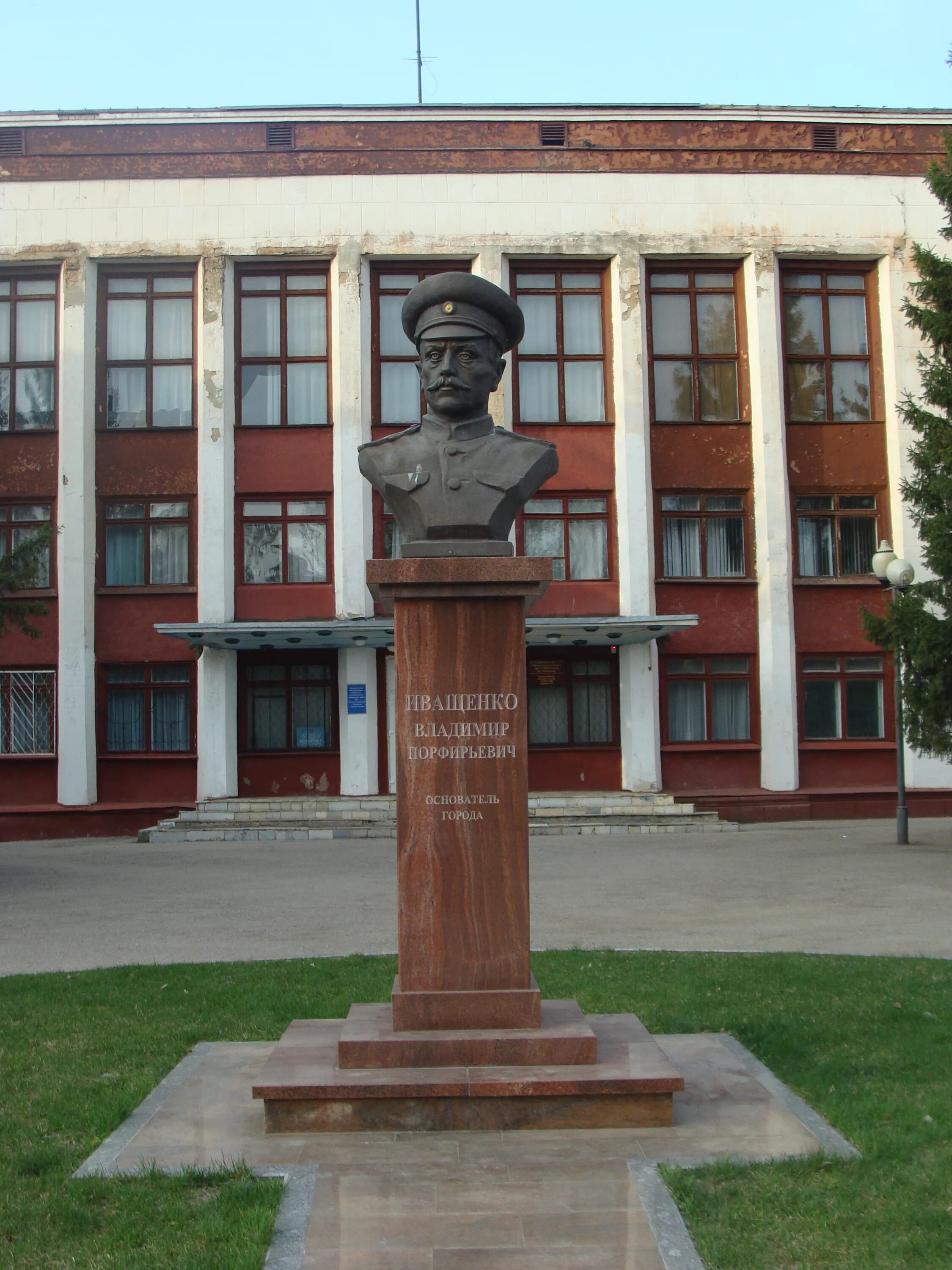 Чапаев самарская область. Памятник Иващенко в Чапаевске. Обелиск г Чапаевск. Чапаевск Самарская. Иващенко памятник в Чапаевске памятник.