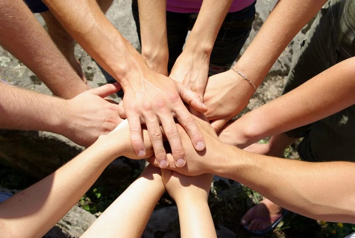 Волонтерство. Волонтеры руки. Рука человека. Руки людей вместе. Картинка люди вместе