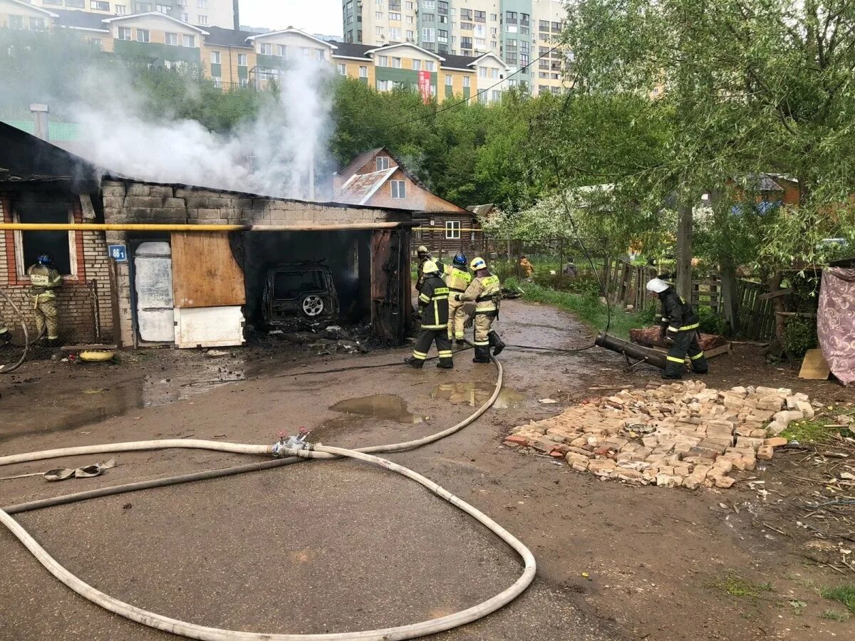 Май сгорел. Пожар на Пугачева Уфа сегодня. Пожар на улице. В Уфе сгорел дом. Пожар в городе.