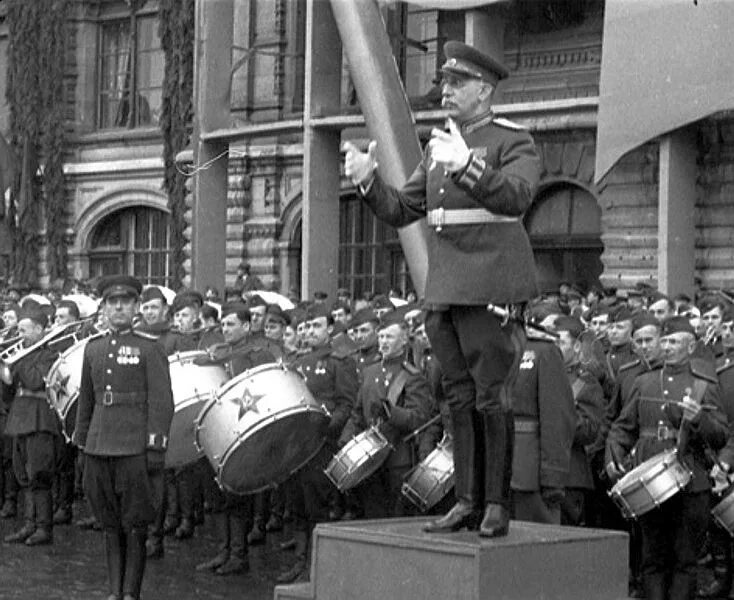 Оркестр во время войны. Чернецкий дирижер военный. Парад Победы 1945 оркестр.