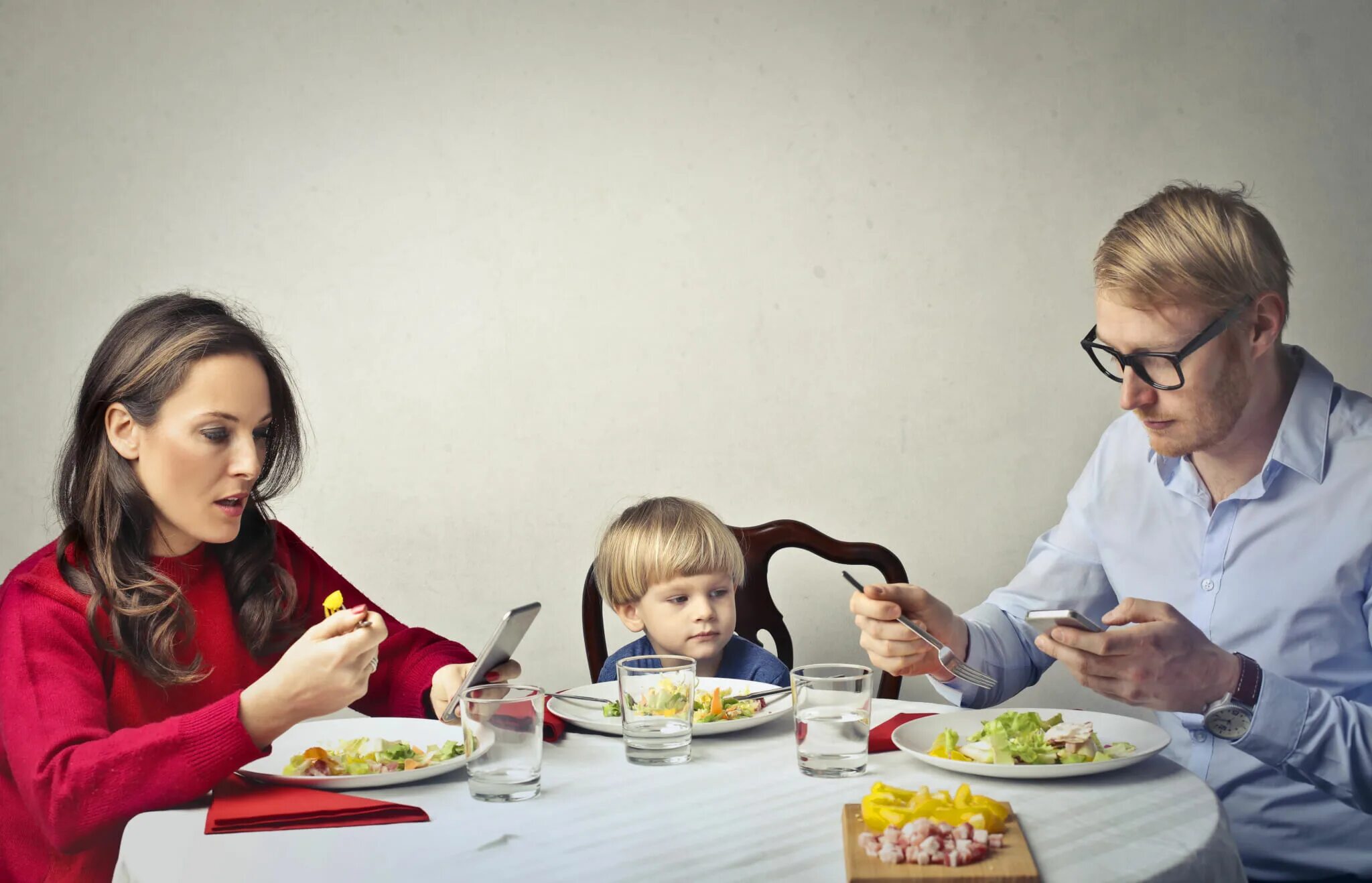 Have your parents ever. Дети за столом. Семья за обеденным столом. Родители и дети. Дети с родителями за столом.