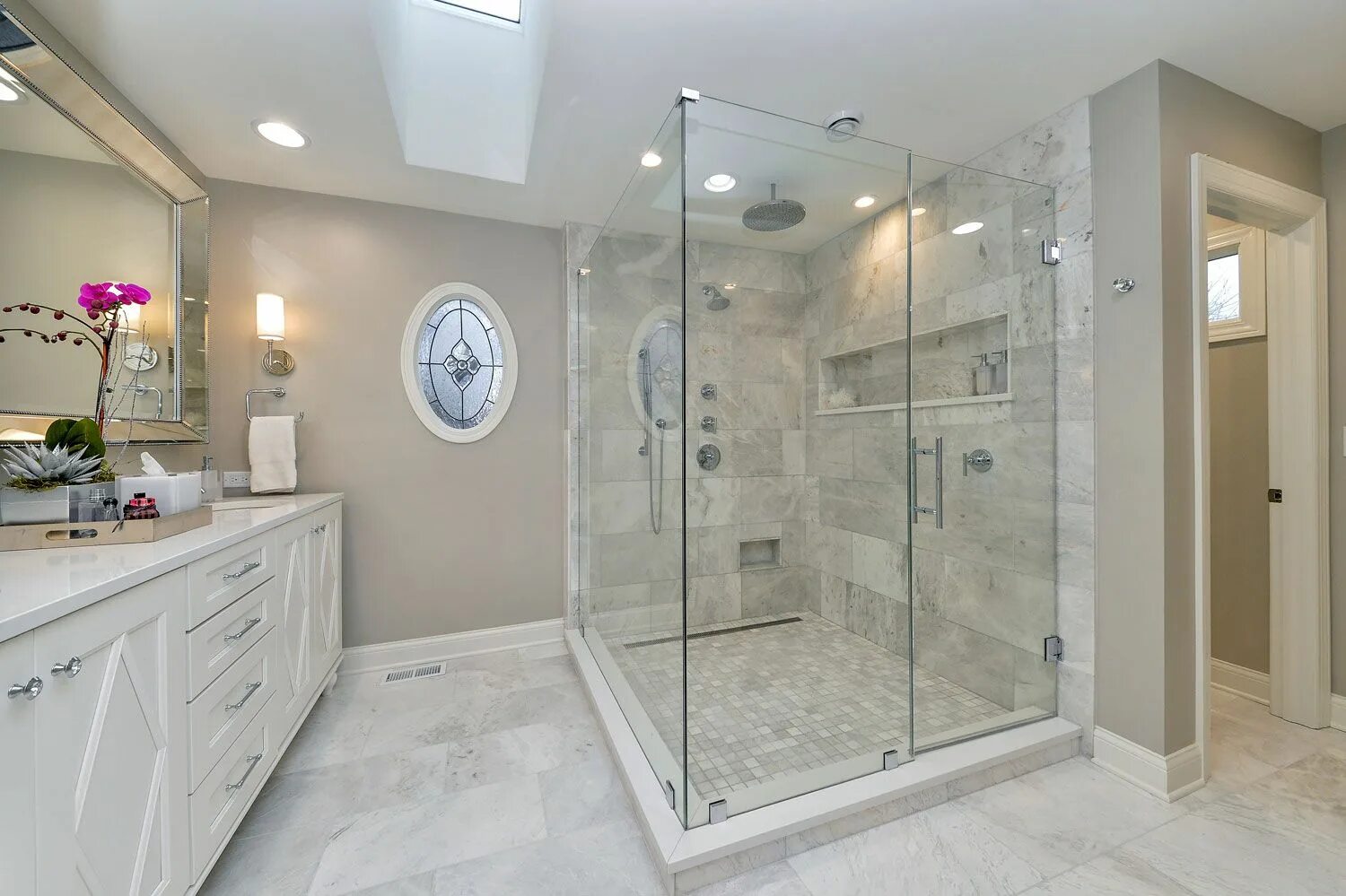 Установка стеклянной душевой. Душевая кабина модель Full Glass Shower Room ks0909 стекло 6мм. Ванная комната со стеклянной перегородкой. Интерьер ванной комнаты с душевой перегородкой стеклянной. Ванна со стеклянной перегородкой.