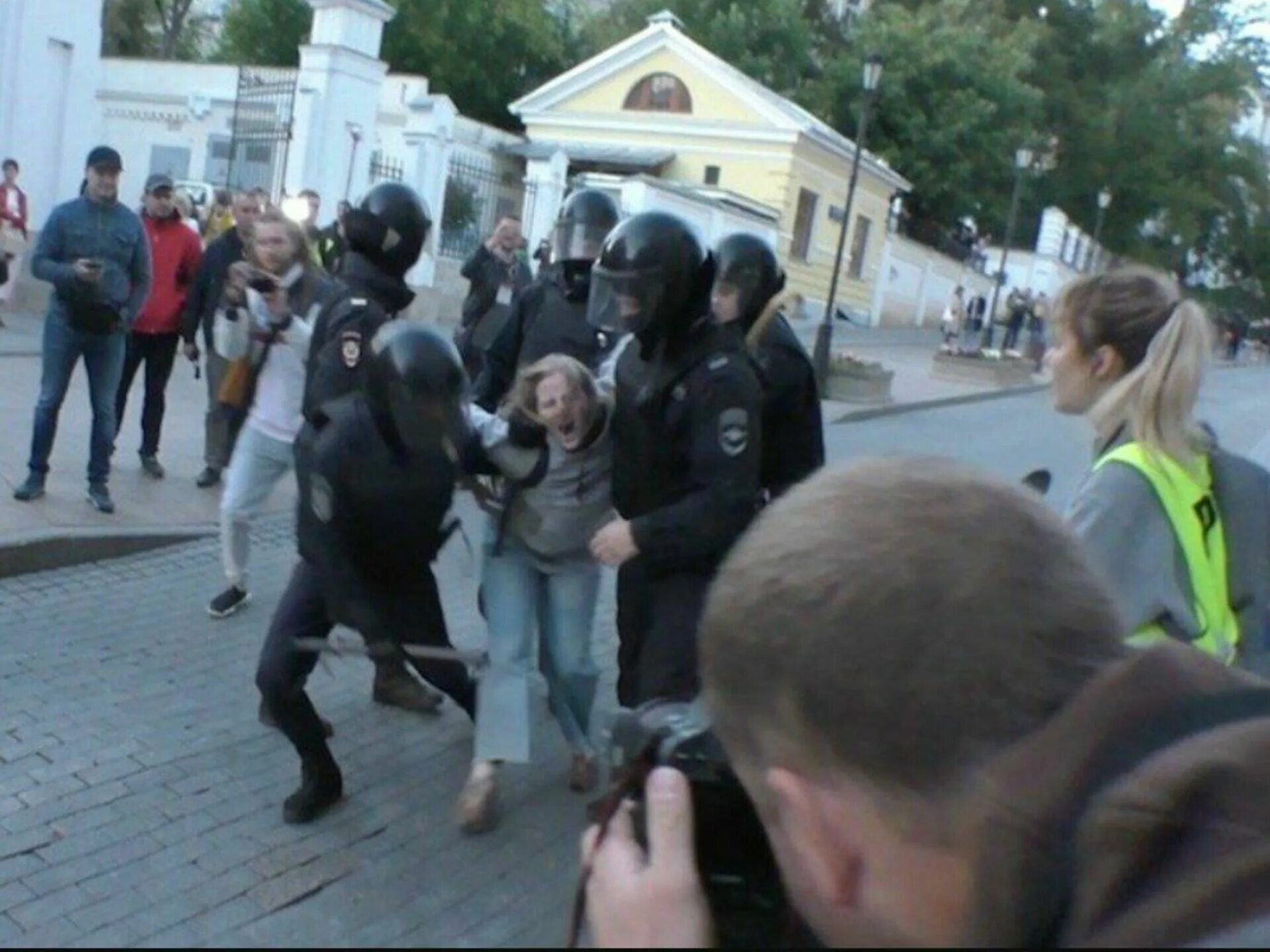 Митинг девушек. Девушка на митинге. Девушек избивают на митинге. Силовики избили женщину.