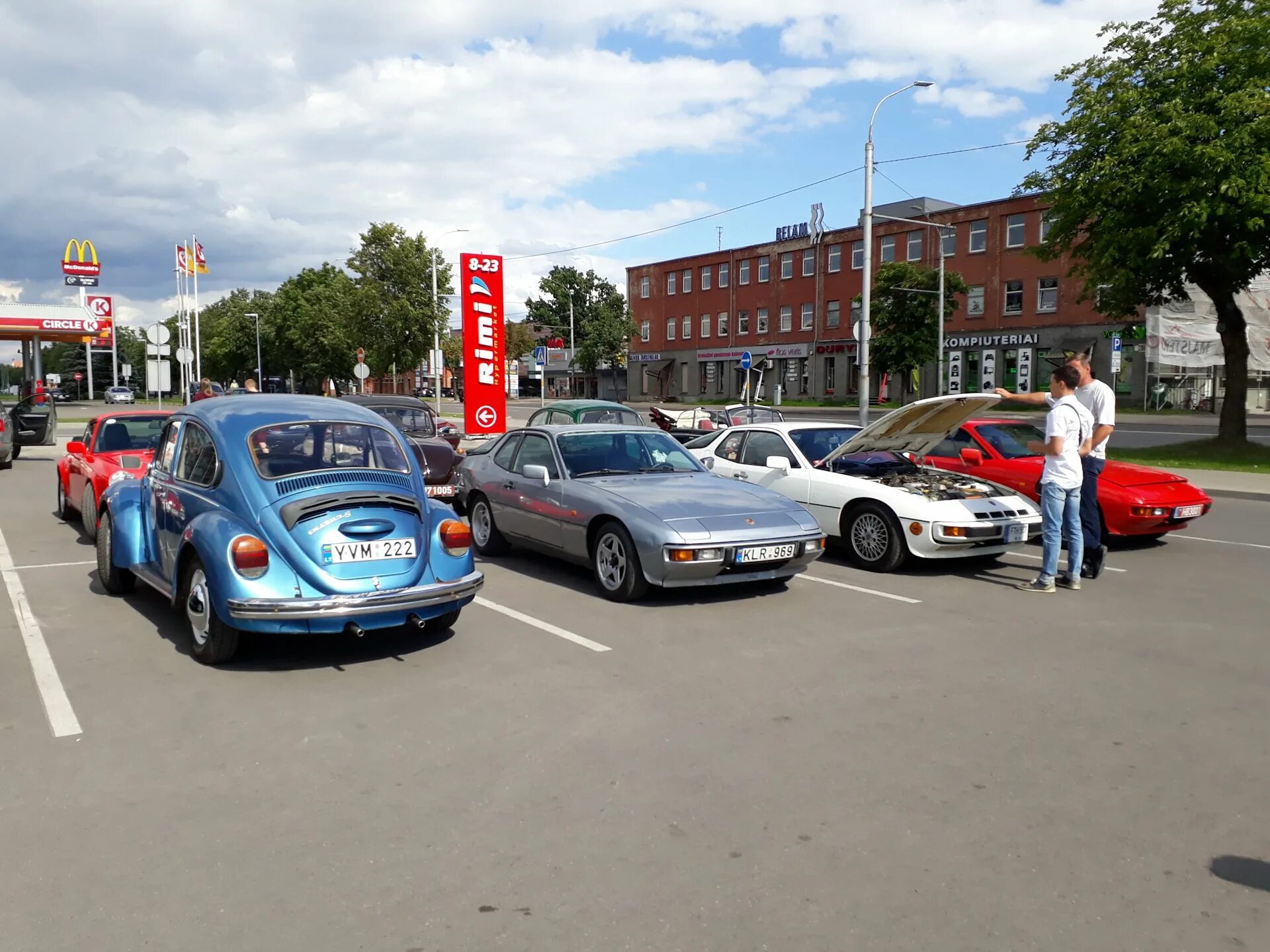 Реализация автомобилей. Вильнас афто. Сайты литовских автомобилей. Форма полиции литвы. Литовские машины.