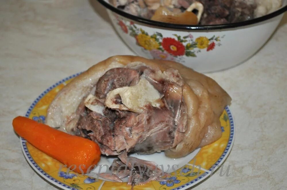 Приготовить холодец из свиной рульки и курицы. Холодец из рульки свиной. холодец из свиных ножек и рульки.