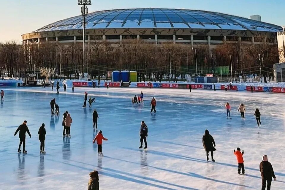 Каток лужники работает. Каток Южный полюс в Лужниках. Лужники павильон Южный полюс. Каток Кристалл Лужники. Лужники зимой.