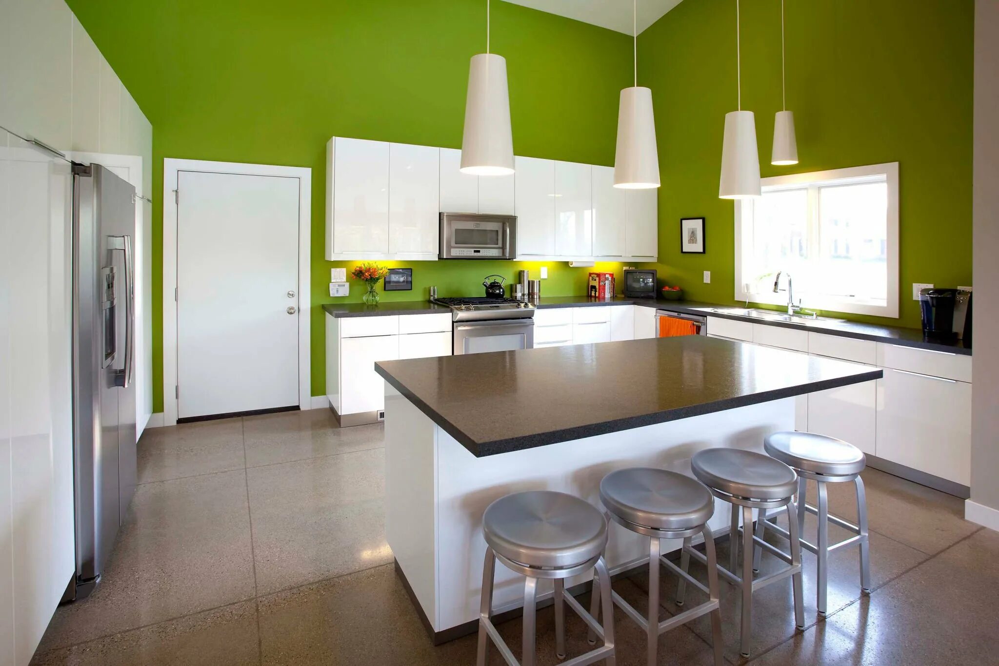 Картинки комнаты кухня. Кухня с зелеными стенами. Белая кухня зеленые стены. Салатовые стены на кухне. Комната кухня.