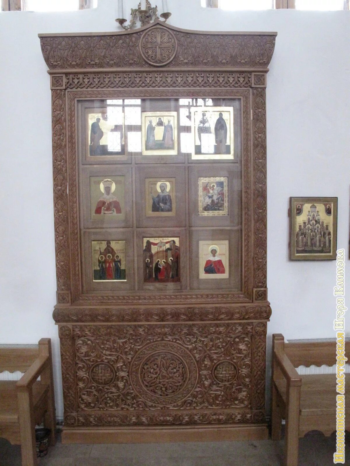 иконостас домашний напольный. шкафчик для икон. напольный киот для иконы. домашний иконостас православный. домашние иконостасы напольные.