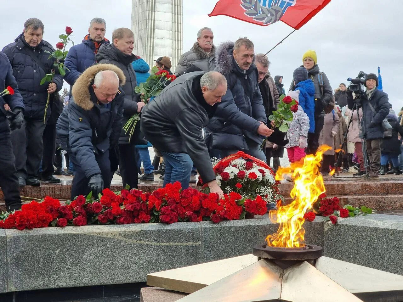 Митинг памяти. Память погибшим в Макеевке. Вечный огонь. Траурный митинг памяти.