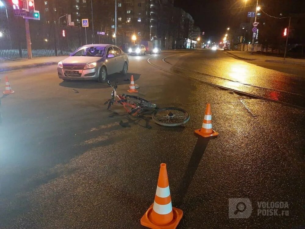 Мотоцикл сбил велосипедиста. В Череповце у аксона сбили велосипедиста. Травма сбил велосипедист. Дтп на крестовском с велосипедистом