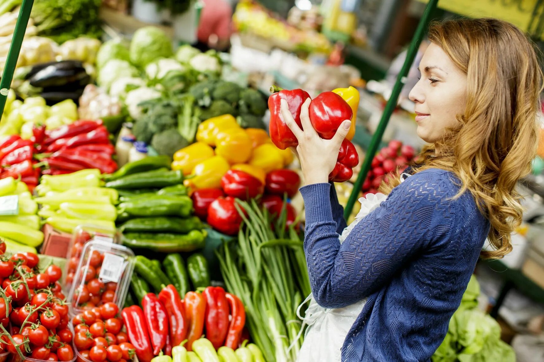 Около продуктовые. Овощи на рынке. Фрукты на рынке. Овощи и фрукты на рынке. Женщина на рынке выбирает овощи.