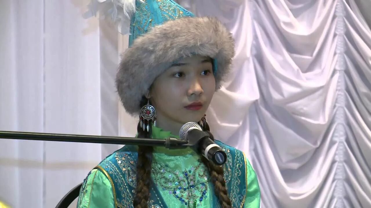 Веселая казахская песня слушать. Ногайцы девушки. Казахская девушка поет. Поёт казах на русском. Казахский девочка песня.