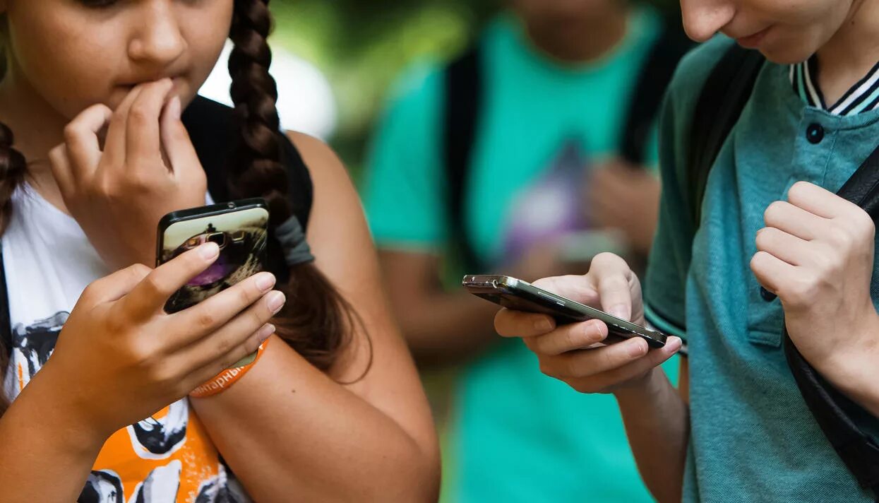 Альтернатива опасным увлечениям. Подросток с телефоном. Ребенок с телефоном в руках. Хобби для подростков. Опасные увлечения подростков.