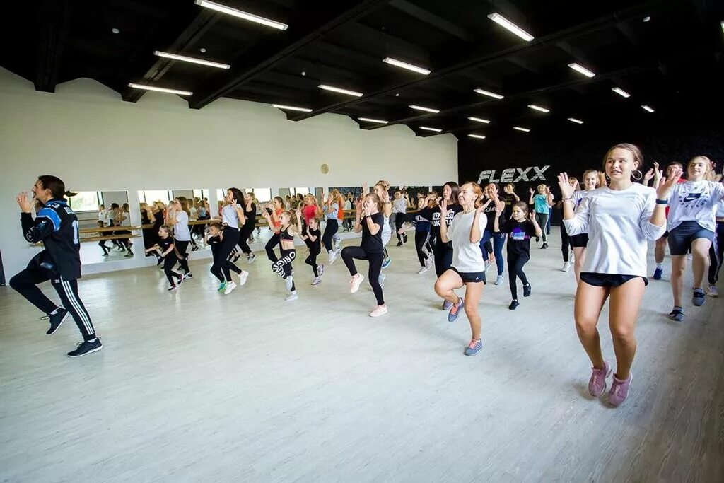 продается школа танцев. продается школа танцев. студия танцев. фасад танцевальной студии. школа танцев флекс новосибирск.