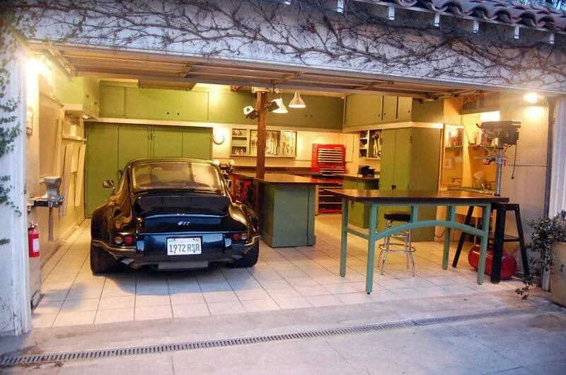 Красивый гараж внутри. Деревянный гараж. Гараж внутри. Дизайнерский гараж. Гараж с гостевым домом.